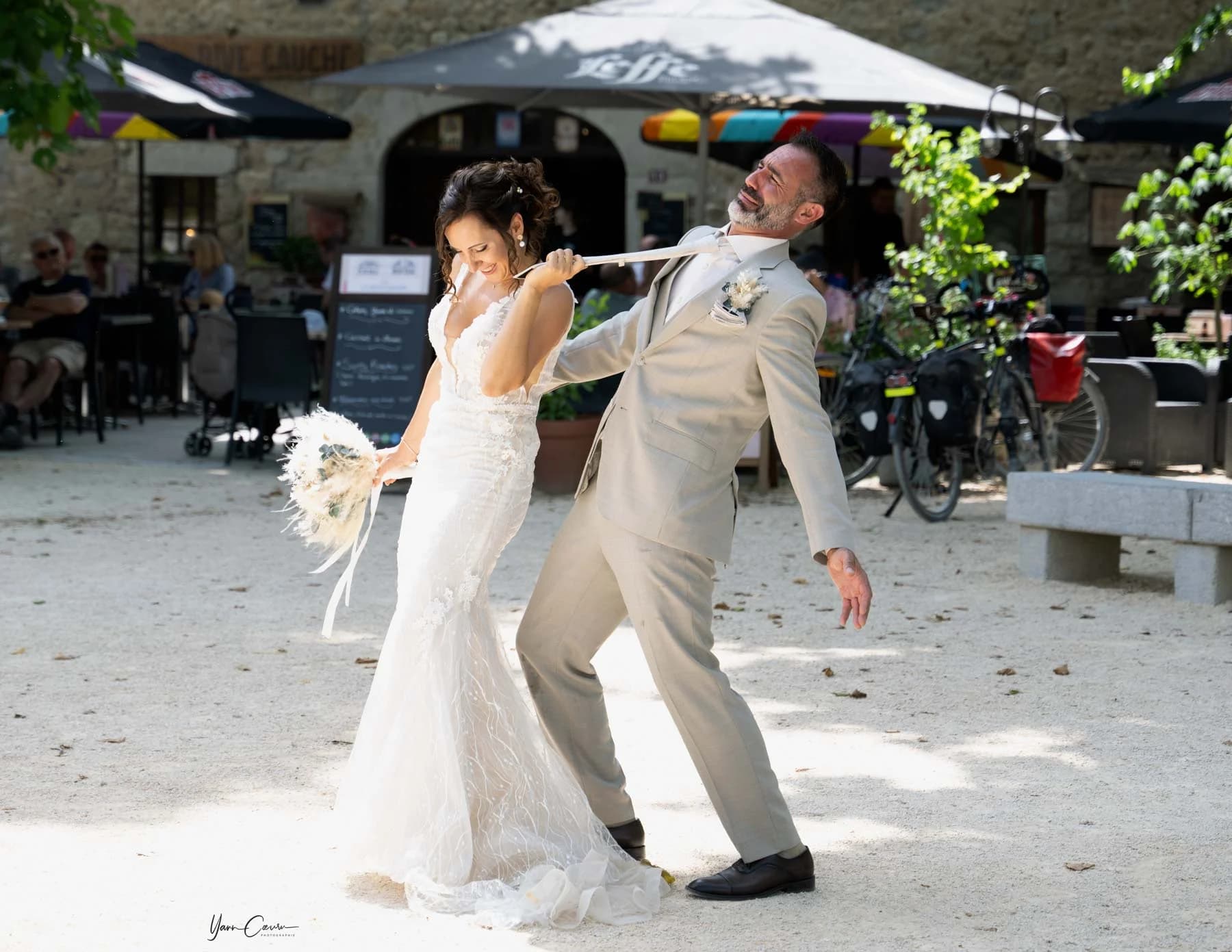 Mariée tirant la cravate du marié — photographe mariage Ardèche spontané