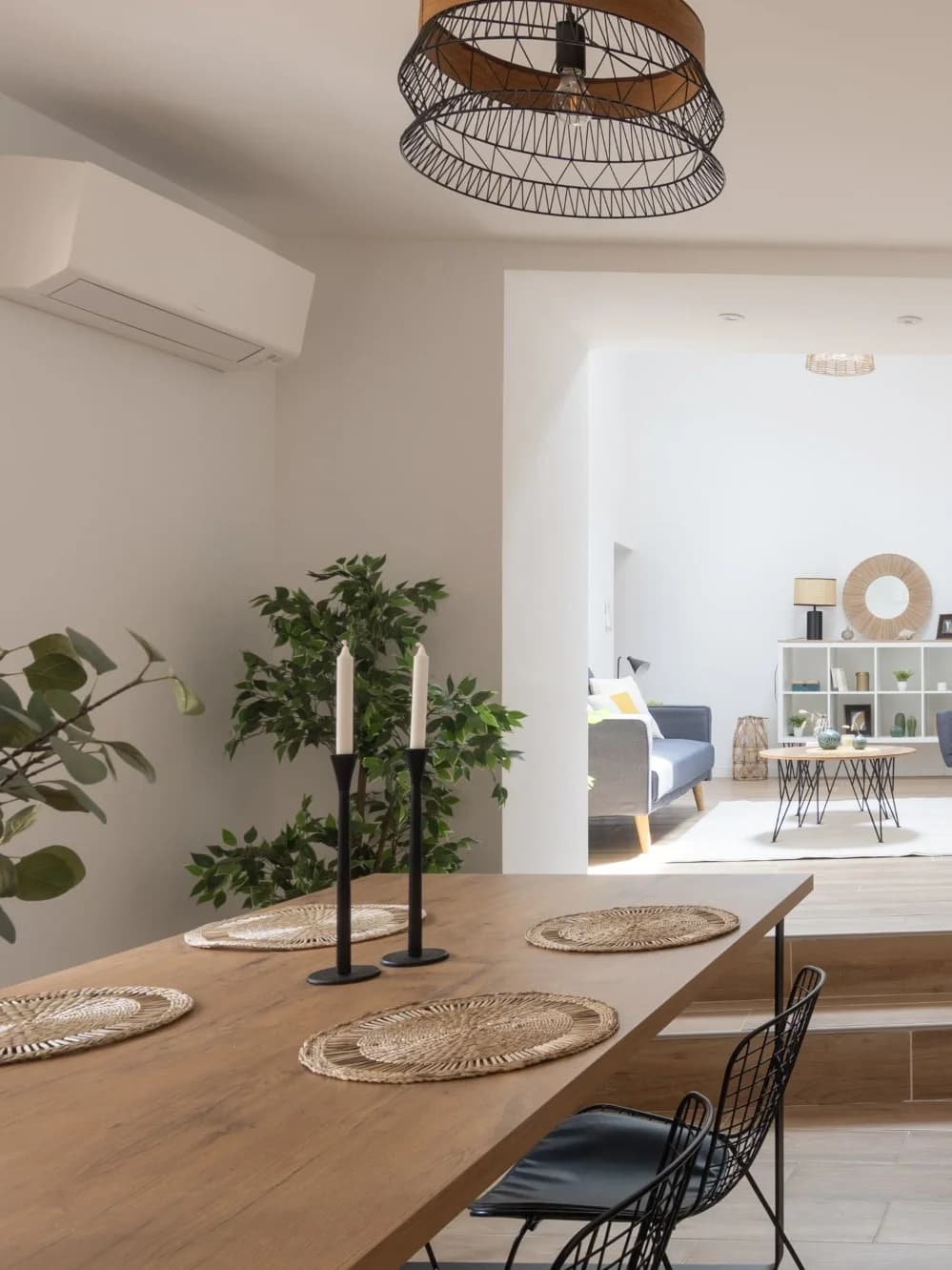 Photographie immobilière intérieur salon lumineux — photographe immobilier Ardèche