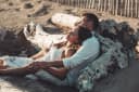 Photo de couple à la plage au format carré d'un magnet photo